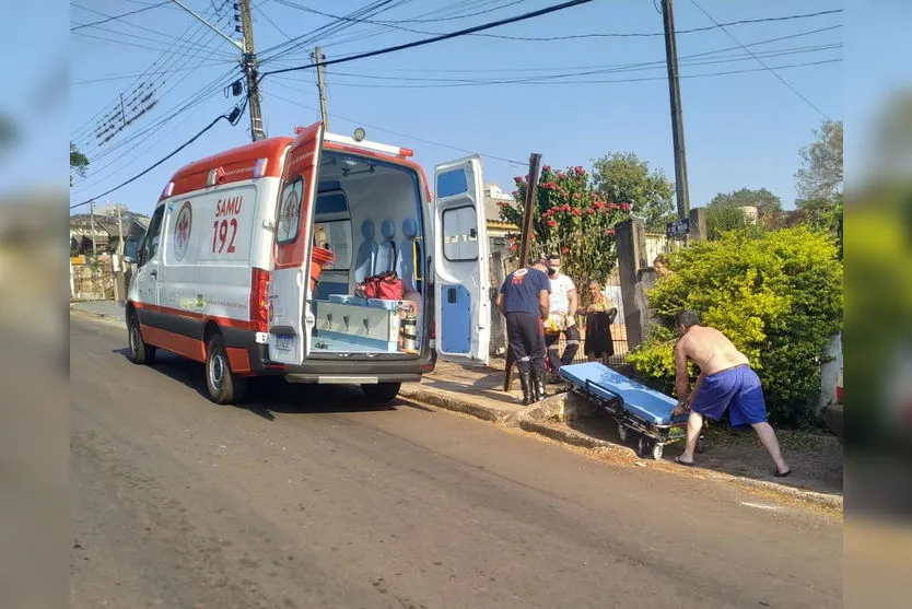 Mulher fica ferida ao tentar parar carro desgovernado