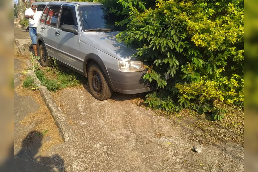 Mulher fica ferida ao tentar parar carro desgovernado