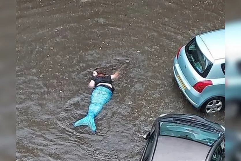 Mulher se veste de sereia e tenta nadar em enchente