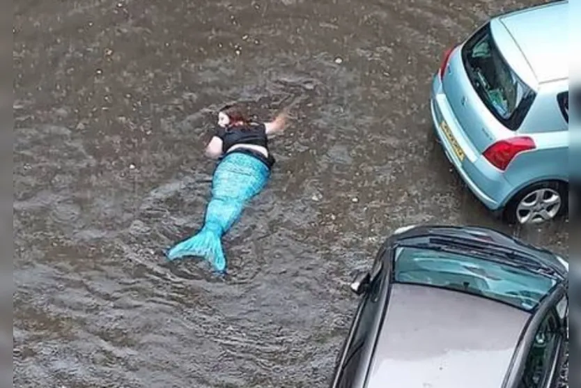 Mulher se veste de sereia e tenta nadar em enchente