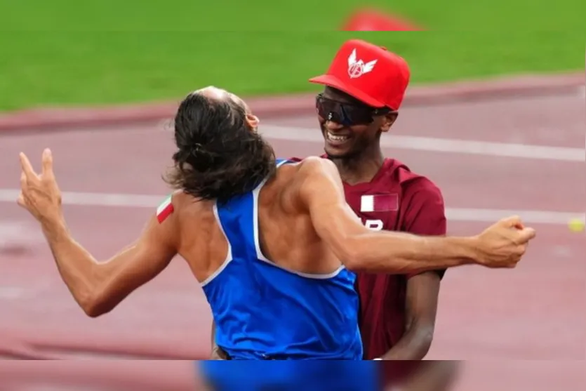  Mutaz Barshim (à direita) e Gianmarco Tamberi (à esquerda) comemoram a vitória. 