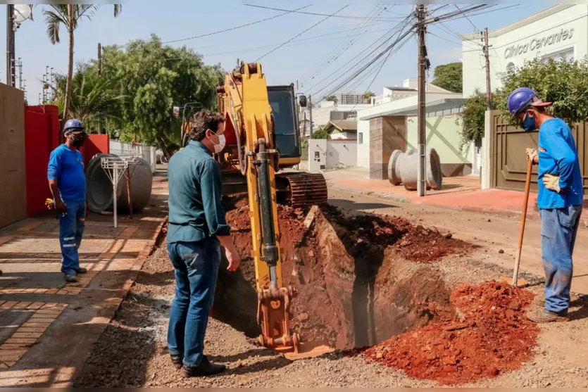 Obras de drenagem alteram trânsito na região da UPA
