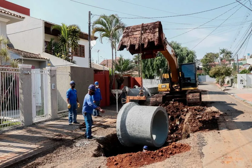 Obras de drenagem alteram trânsito na região da UPA