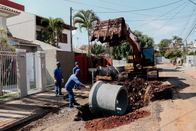 Obras de drenagem alteram trânsito na região da UPA