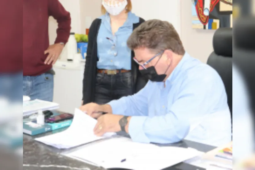 Onofre entrega documento de aprovação de loteamento