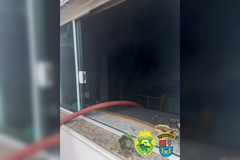 PM de Apucarana salva mulher de casa que estava pegando fogo