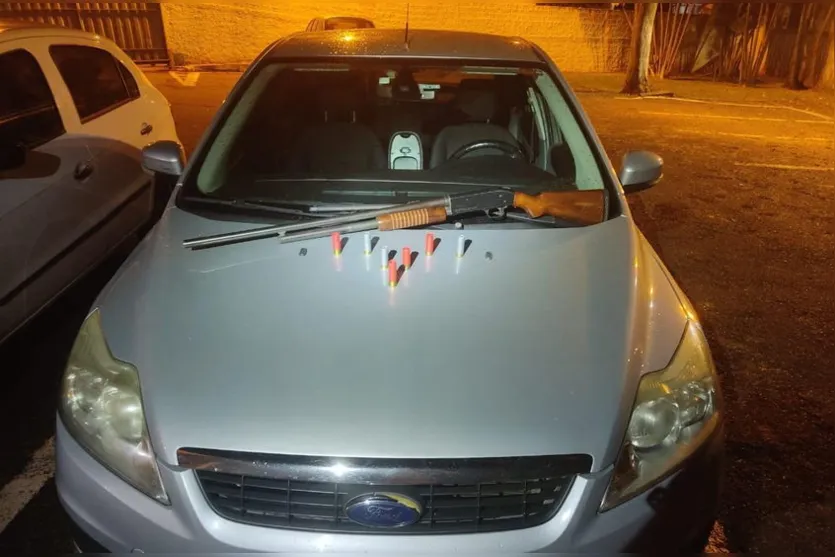 PM recupera carro furtado com espingarda e munições dentro