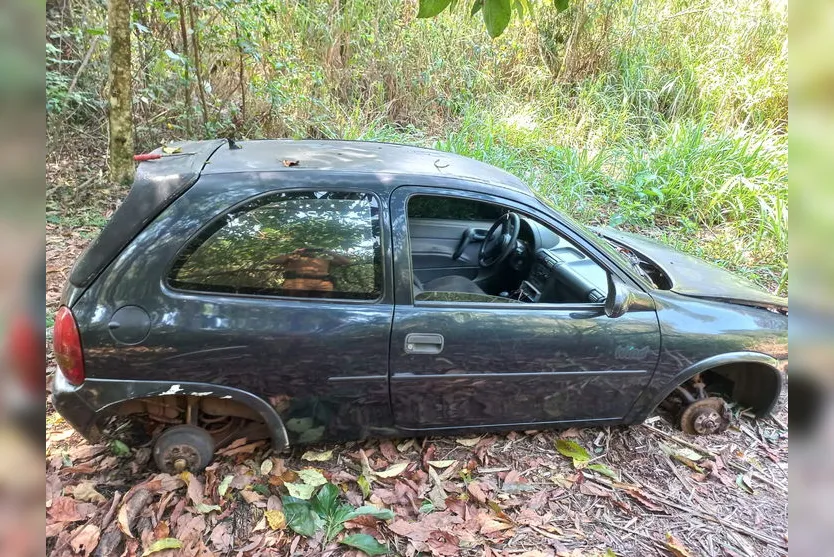 PM recupera carro furtado em estado de abandono e sem rodas