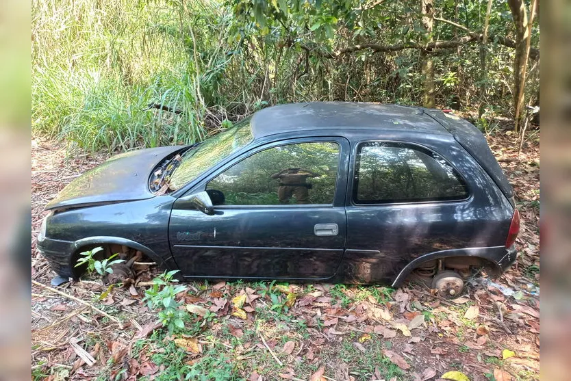 PM recupera carro furtado em estado de abandono e sem rodas