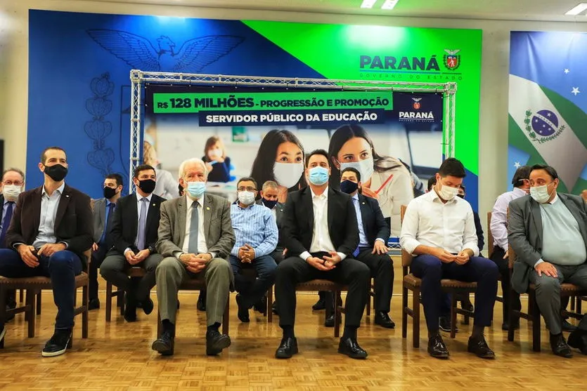 PR garante promoção e progressão de servidores da educação