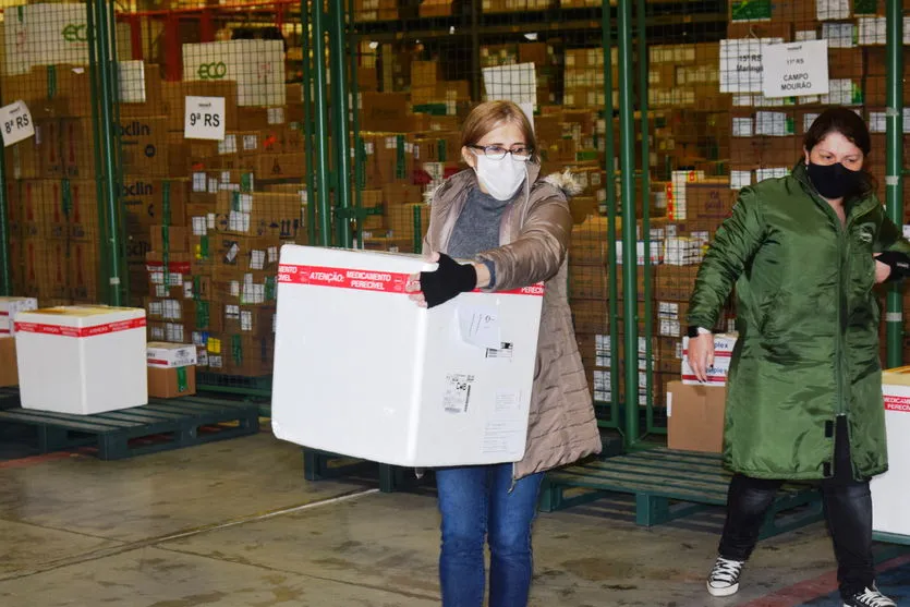 PR inicia distribuição de 131,9 mil vacinas contra a Covid