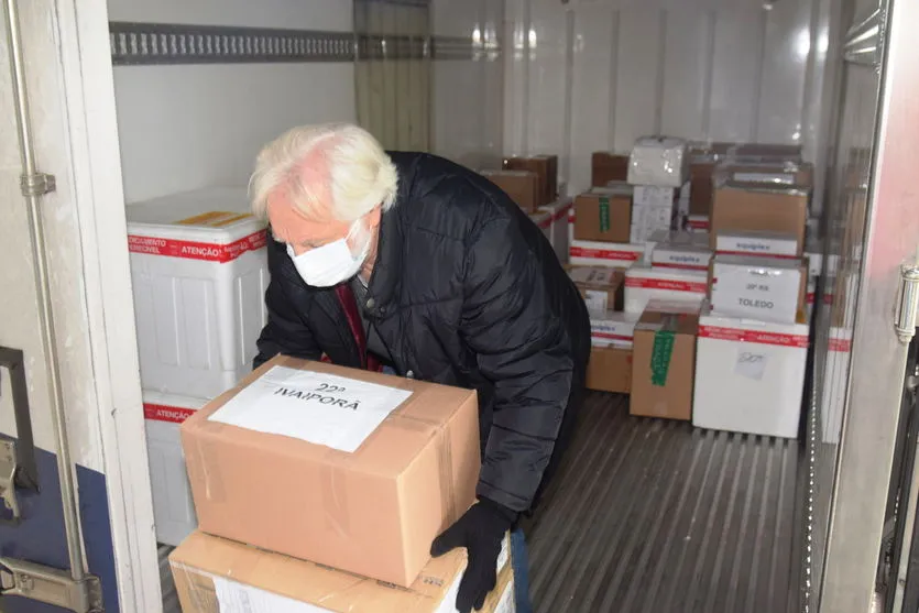PR inicia distribuição de 131,9 mil vacinas contra a Covid