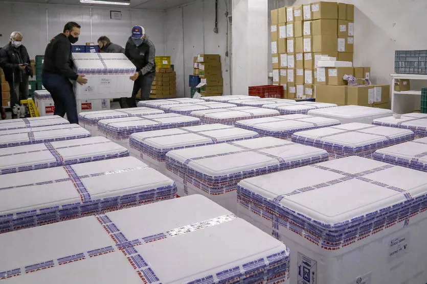 Paraná recebe 298,2 mil vacinas da AstraZeneca