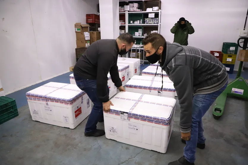 Paraná recebe mais 136,5 mil vacinas da AstraZeneca