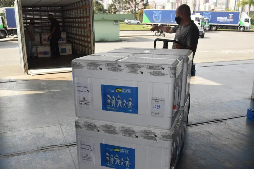 Paraná recebe mais 363,8 mil vacinas CoronaVac