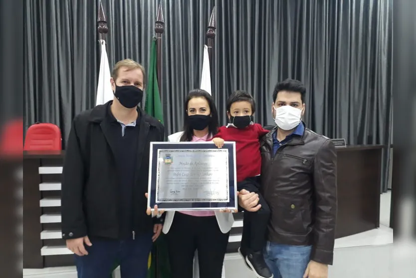 Pedrinho Lenharo recebe Moção de Aplausos da Câmara