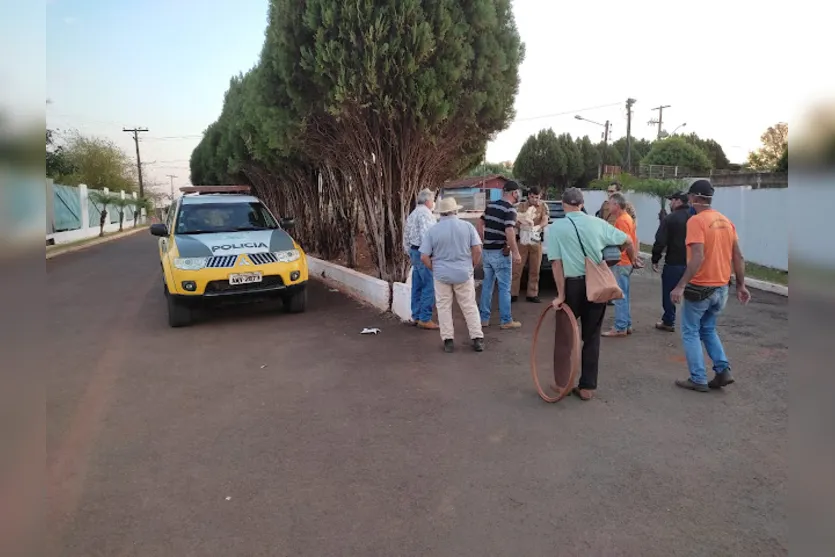 Polícia investiga morte de homem encontrado ferido por faca