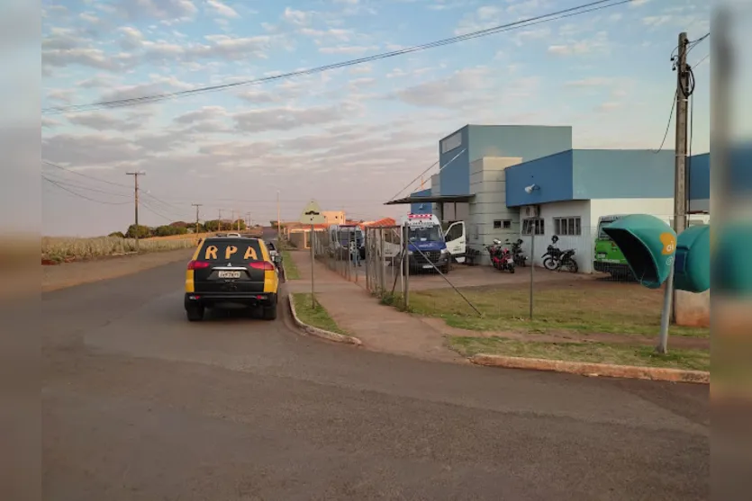 Polícia investiga morte de homem encontrado ferido por faca