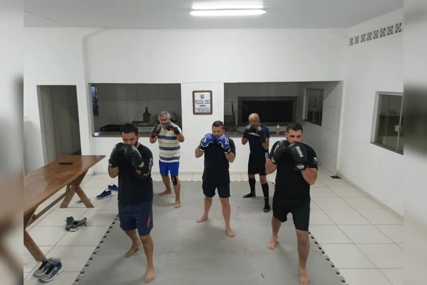 Policiais Civis praticam kickboxing na 17ª SDP de Apucarana