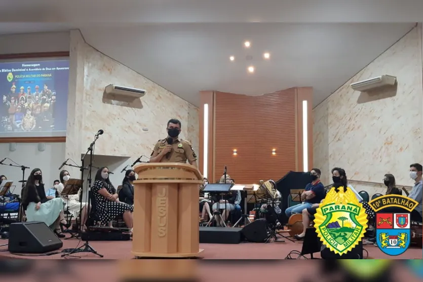 Policiais participam de culto de aniversário da PMPR