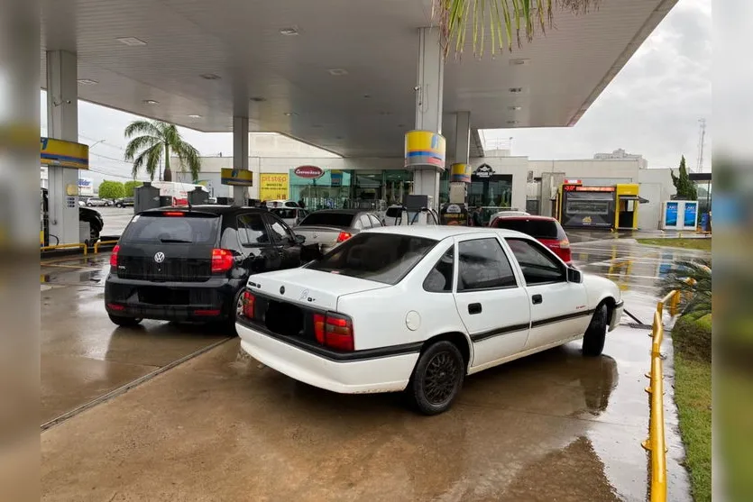 Postos de combustíveis registram fila em Apucarana