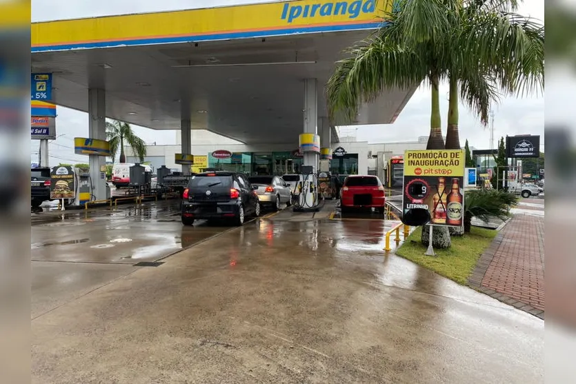 Postos de combustíveis registram fila em Apucarana