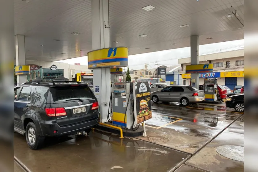 Postos de combustíveis registram fila em Apucarana