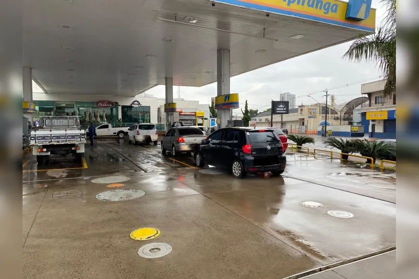 Postos de combustíveis registram fila em Apucarana