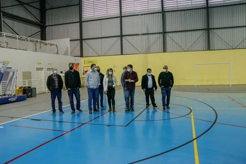 Prefeito e vereadores de Apucarana visitam obras em execução