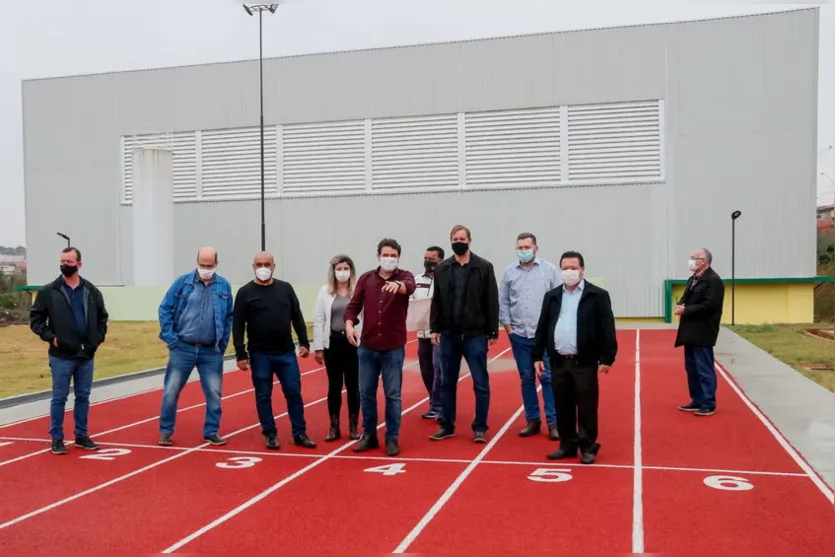 Prefeito e vereadores de Apucarana visitam obras em execução