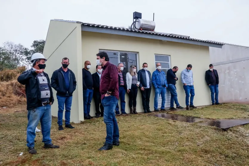 Prefeito e vereadores de Apucarana visitam obras em execução