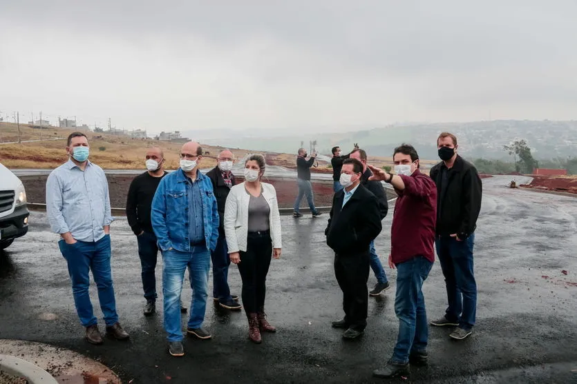 Prefeito e vereadores de Apucarana visitam obras em execução