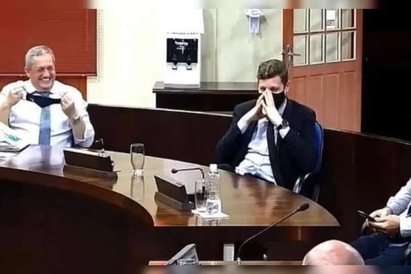 Prêmios de rifa fazem vereadores gargalharem durante sessão