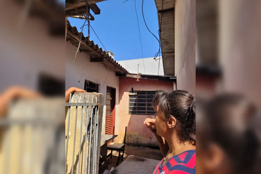  Priscila Carvalho, mãe de Andrei, de 12 anos, mostra onde o garoto ficou escondido durante os três dias  