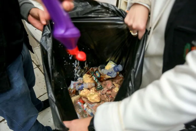 Produtos impróprios para consumo são encontrados em padaria