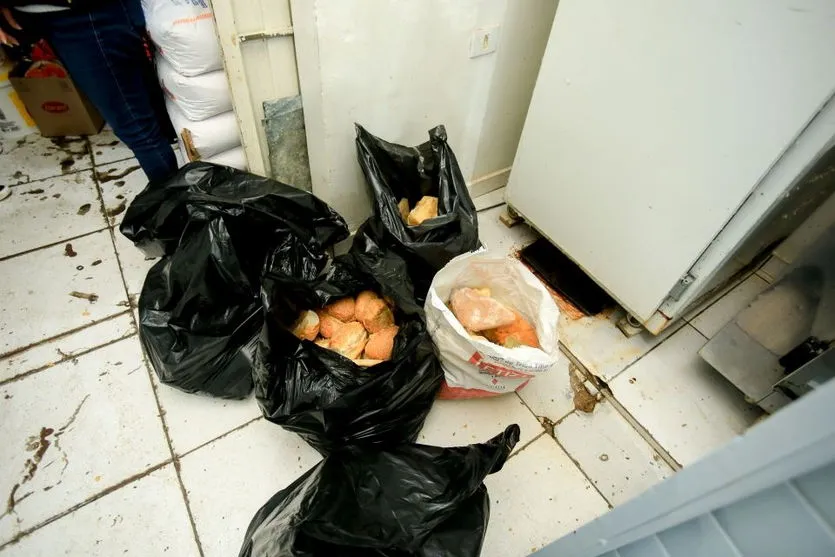 Produtos impróprios para consumo são encontrados em padaria