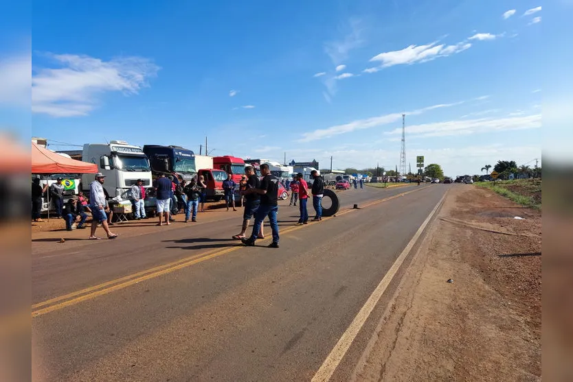 Protesto de caminhoneiros entra no 3º dia na PR-466; veja