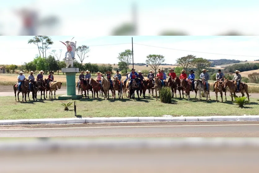 Romeiros cavalgam de Marilândia do Sul até  Lunardelli