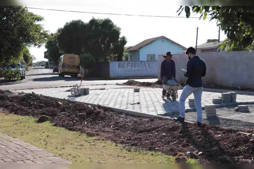 Rua de Jardim Alegre ganha pavimentação com bloco sextavado
