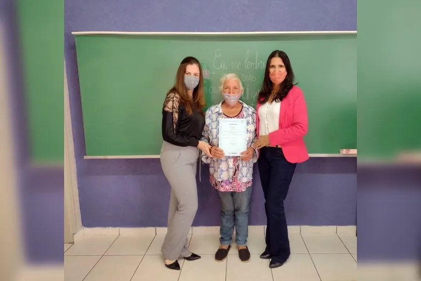 Secretaria da Mulher diploma pintoras de obras em curso