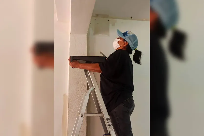 Secretaria da Mulher diploma pintoras de obras em curso