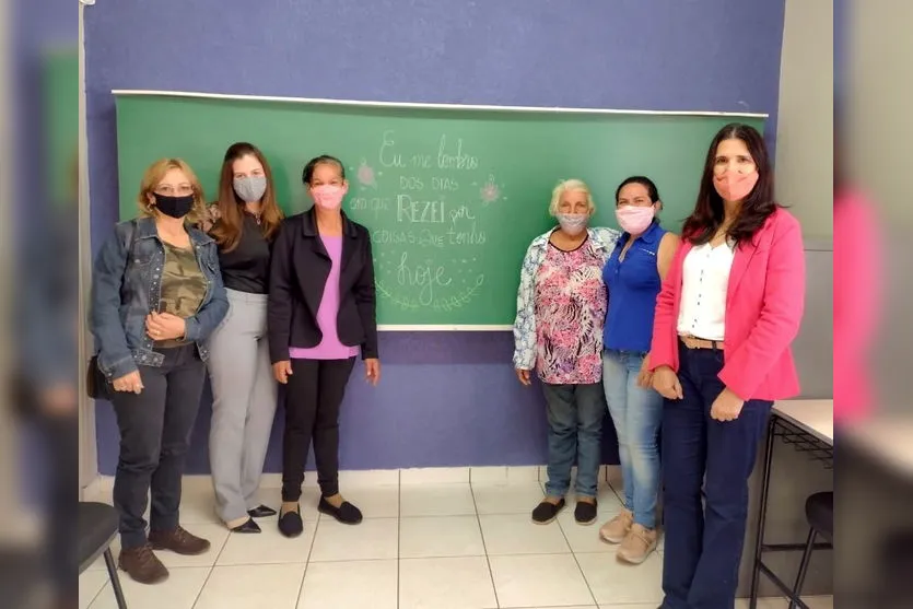 Secretaria da Mulher diploma pintoras de obras em curso