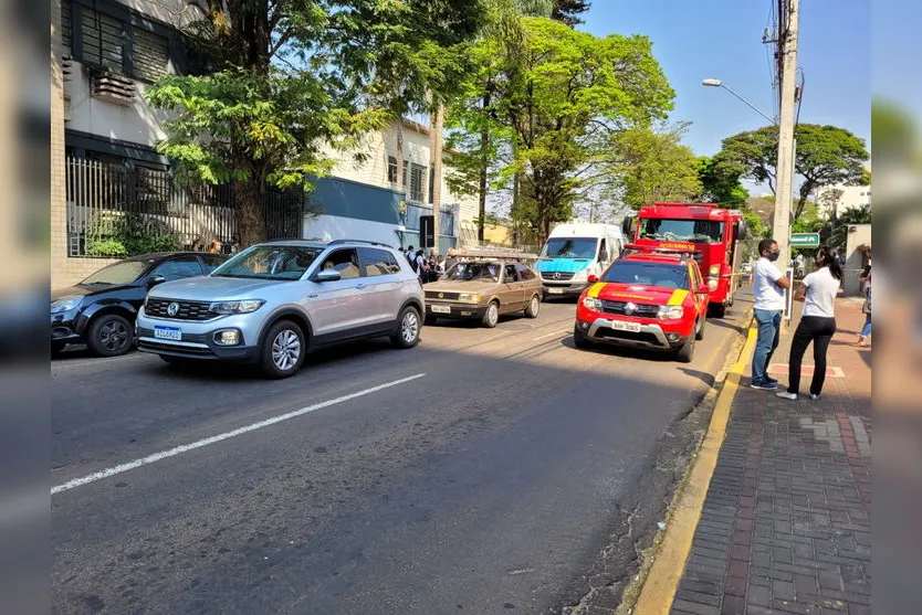 Susto: caixa d'água rompe e alaga prédio em Apucarana