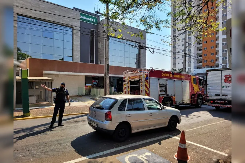 Susto: caixa d'água rompe e alaga prédio em Apucarana