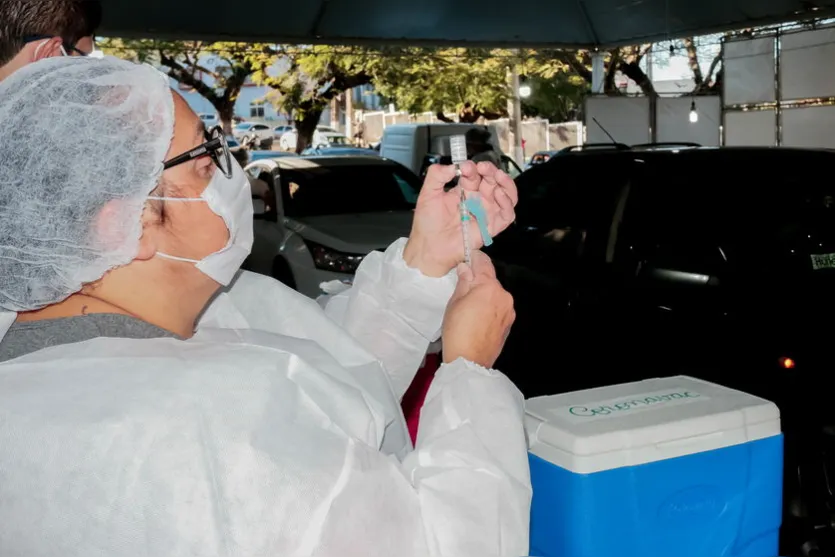 Vacinação contra a covid-19 segue em Apucarana nesta terça