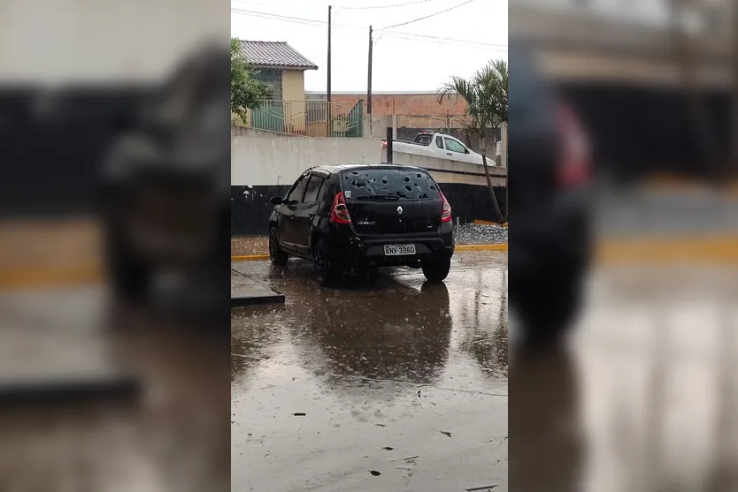  Veículo danificado pelo granizo em Jandaia. 