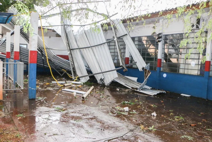 Vendaval causa danos na Escola Municipal João Batista
