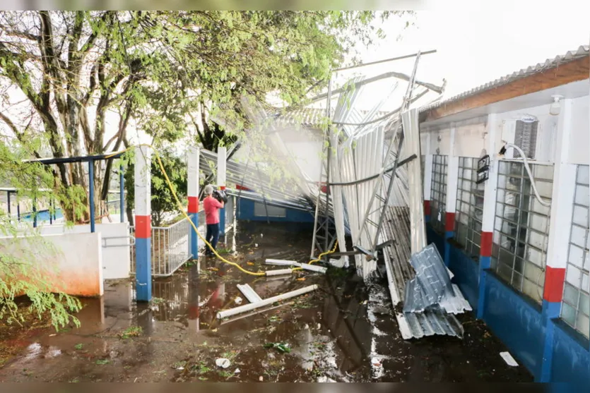 Vendaval causa danos na Escola Municipal João Batista