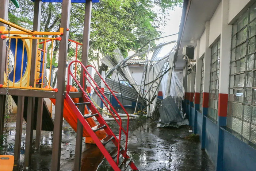 Vendaval causa danos na Escola Municipal João Batista