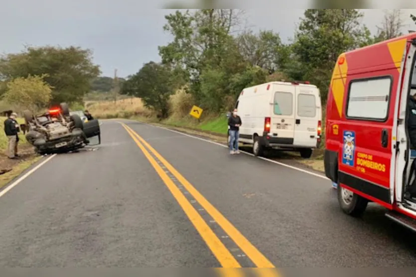 Viatura da 6ª CIPM de Ivaiporã capota na Rodovia do Milho